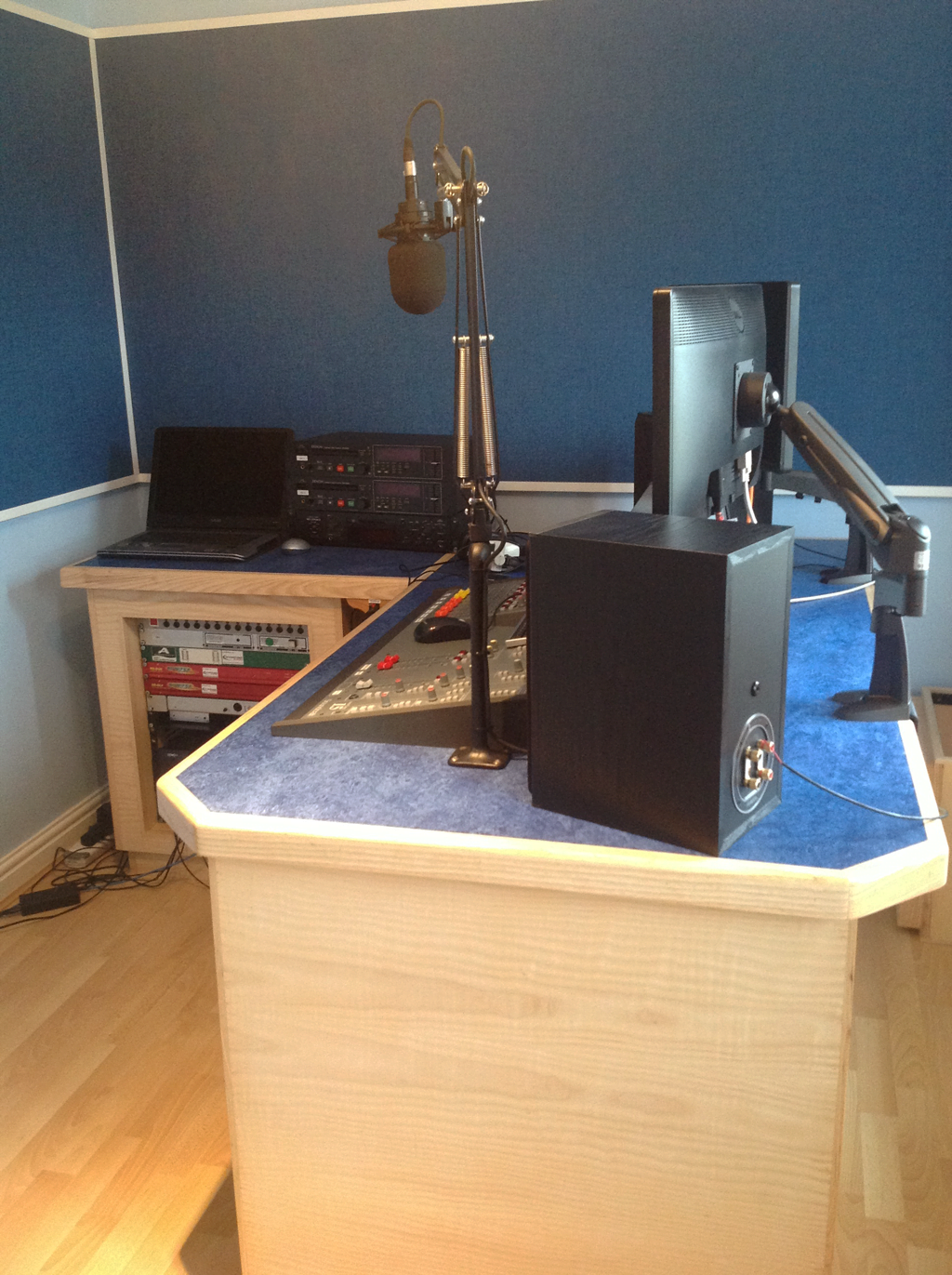 Custom Radio Furniture Studio GZ Marmoleum 03