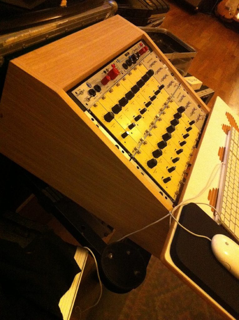 Oak Veenered 10U Rack pod 01