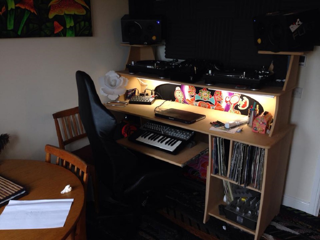 PD1_Producer_Workstation_Desk_01