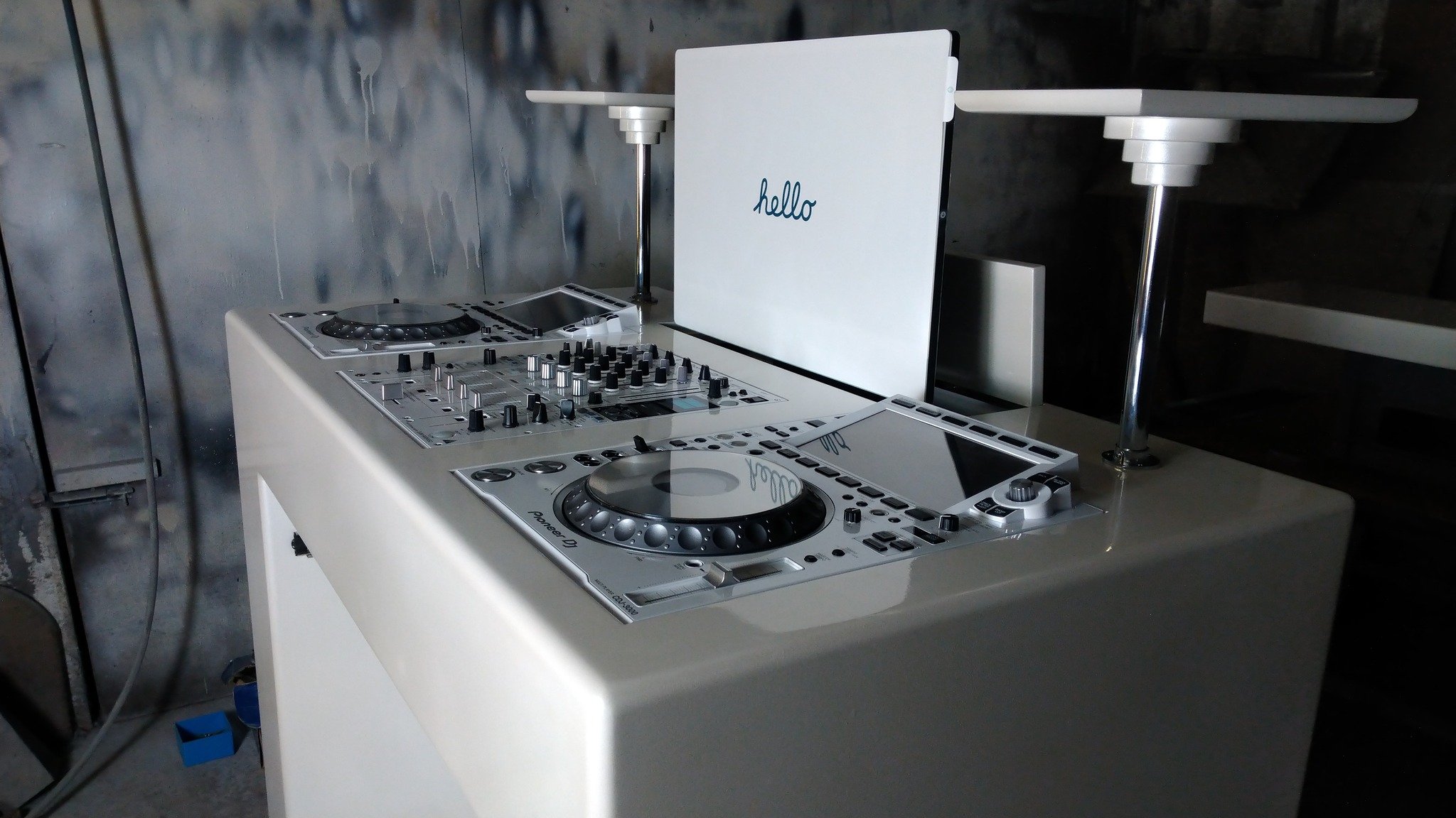 Custom Pearl White Dove Desk 02